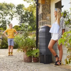 Harcostar Rainsaver Regenton 100 Liter Antraciet Met Vulautomaat En 3 Delige Voet -Tuin En Buiten 1200x1200 258