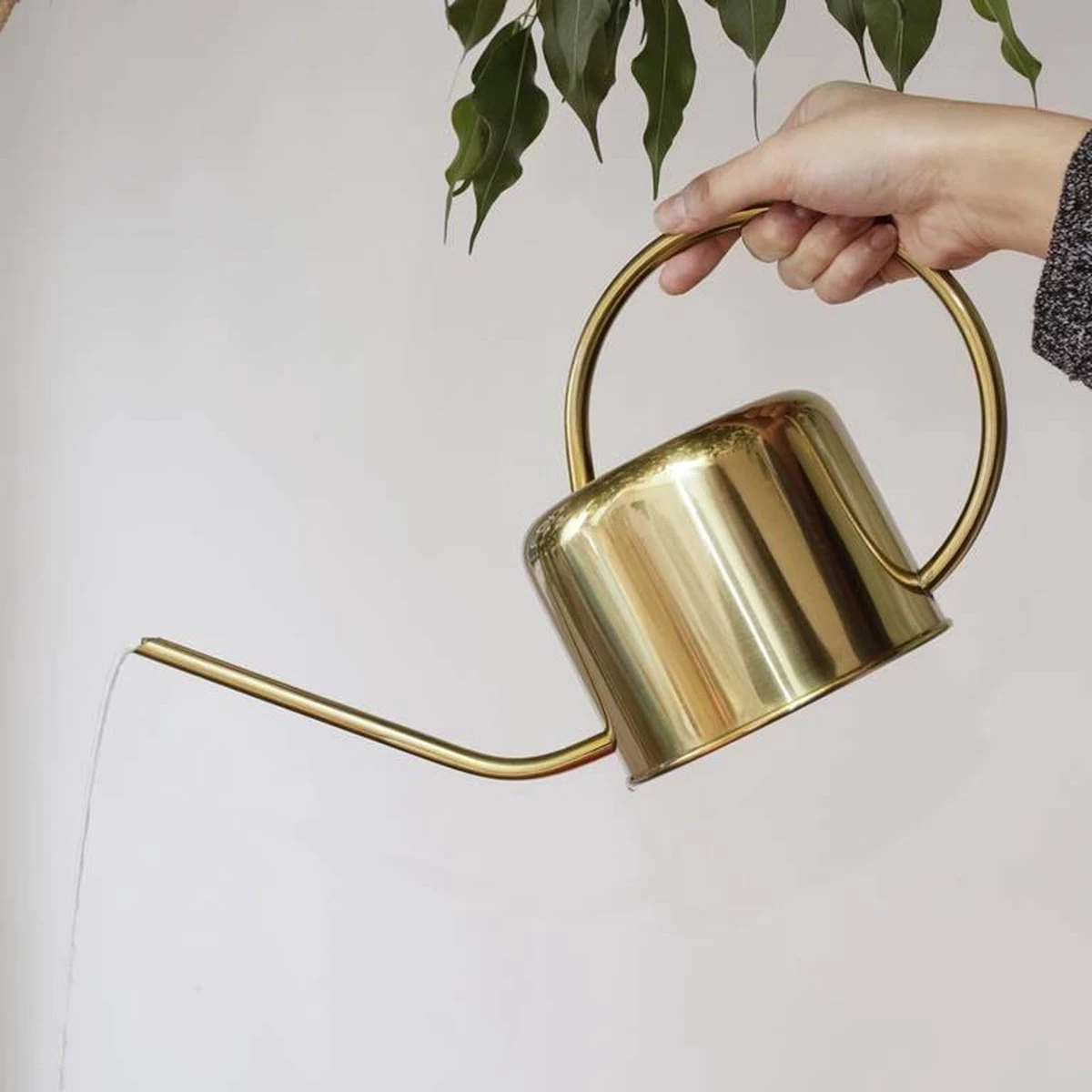 Kikkerland Vintage Gieter - Plantengieter Voor Binnen - Goud - 1,2L - Retro - Metaal 4 Kikkerland Vintage Gieter - Plantengieter Voor Binnen - Goud - 1,2L - Retro - Metaal - Afbeelding 4