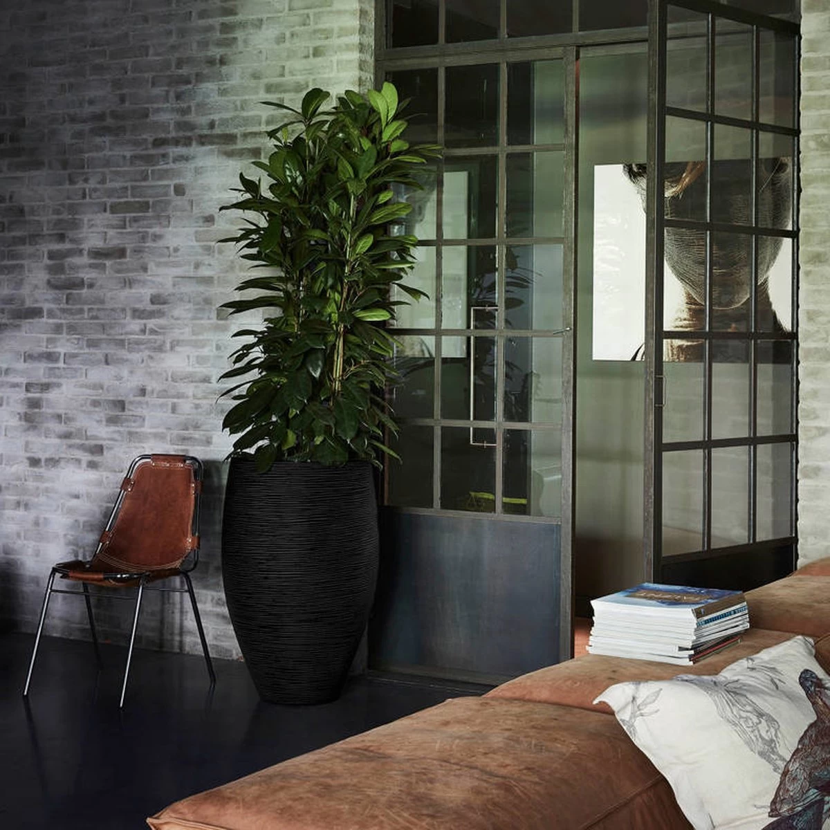 Capi Europe - Vaas Elegant Deluxe Rib NL - 45x72 - Zwart - Voor Binnen En Buiten - KBLR1138 3 Capi Europe - Vaas Elegant Deluxe Rib NL - 45x72 - Zwart - Voor Binnen En Buiten - KBLR1138 - Afbeelding 3