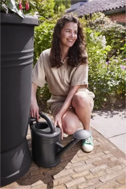 Elho Green Basics Regenton Plus 105 - Regenton Voor Kweken En Oogsten - Ø 58.4 X H 80.4 Cm - Zwart/Living Black 9 Elho Green Basics Regenton Plus 105 - Regenton Voor Kweken En Oogsten - Ø 58.4 X H 80.4 Cm - Zwart/Living Black -Tuin En Buiten 800x1200 4