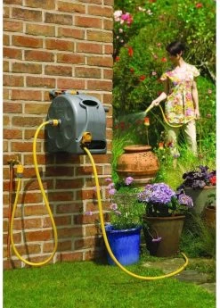 Hozelock Compact Enclosed Reel 2 In 1 - 25 Meter - Slangbox En Muurhaspel In één - Grijs 8 Hozelock Compact Enclosed Reel 2 In 1 - 25 Meter - Slangbox En Muurhaspel In één - Grijs -Tuin En Buiten 858x1200