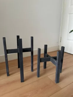 Plantenstandaard Binnen - Set Van 2 - Diameter Tot 24 Cm - Plantenkruk - Bloempotten Voor Binnen - Plantentafeltje Voor Binnen - Bloempot Standaard - Plantenstandaard - Hout - Mat Zwart/Donkergrijs -Tuin En Buiten 900x1200 19