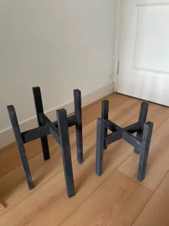 Plantenstandaard Binnen - Set Van 2 - Diameter Tot 24 Cm - Plantenkruk - Bloempotten Voor Binnen - Plantentafeltje Voor Binnen - Bloempot Standaard - Plantenstandaard - Hout - Mat Zwart/Donkergrijs -Tuin En Buiten 900x1200 20